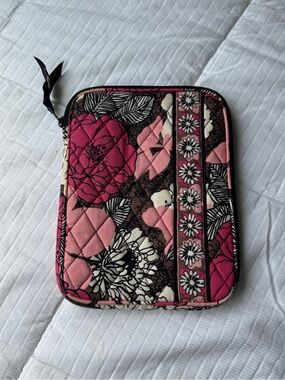 Vera Bradley pink floral tablet sleeve with zipper closure in mocha rogue